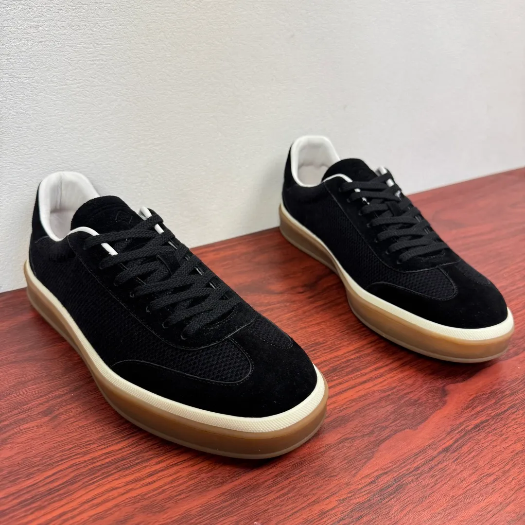 Batch 740 Loro Piana Tennis Walk men's moral training sneakers! These new textured leather tennis shoes feature an ultra-low-top design for year-round wear and are water-resistant. The wrapped sole creates an effortlessly attractive color combination that harmoniously blends functionality with understated style. The ideal footwear option for urban dressing. The heel is decorated with a soft calfskin tongue with Kummel color inserts and an embossed LP logo. Cotton shoelaces. Material: Upper: Gray woven stitching with cowhide accents! Sole: Rubber lining: Cow leather original rubber sole, excellent foot comfort, complete package! Size: 39-40-41-42-43-44 leather shoe size (38.4546 can be customized) Item number: FAM1316 black